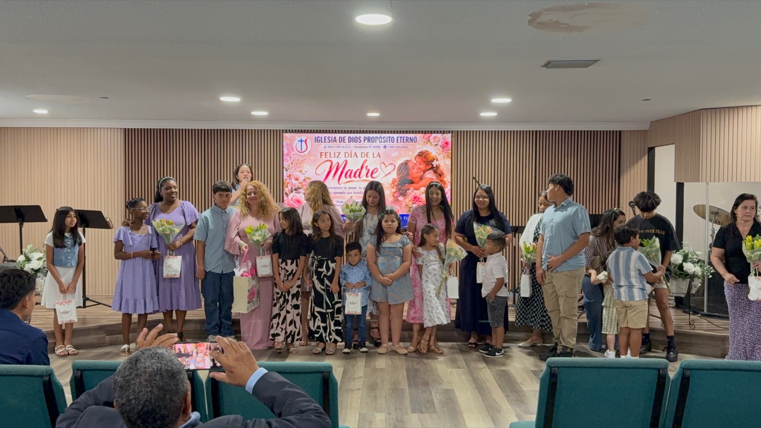 Familias y niños de la iglesia