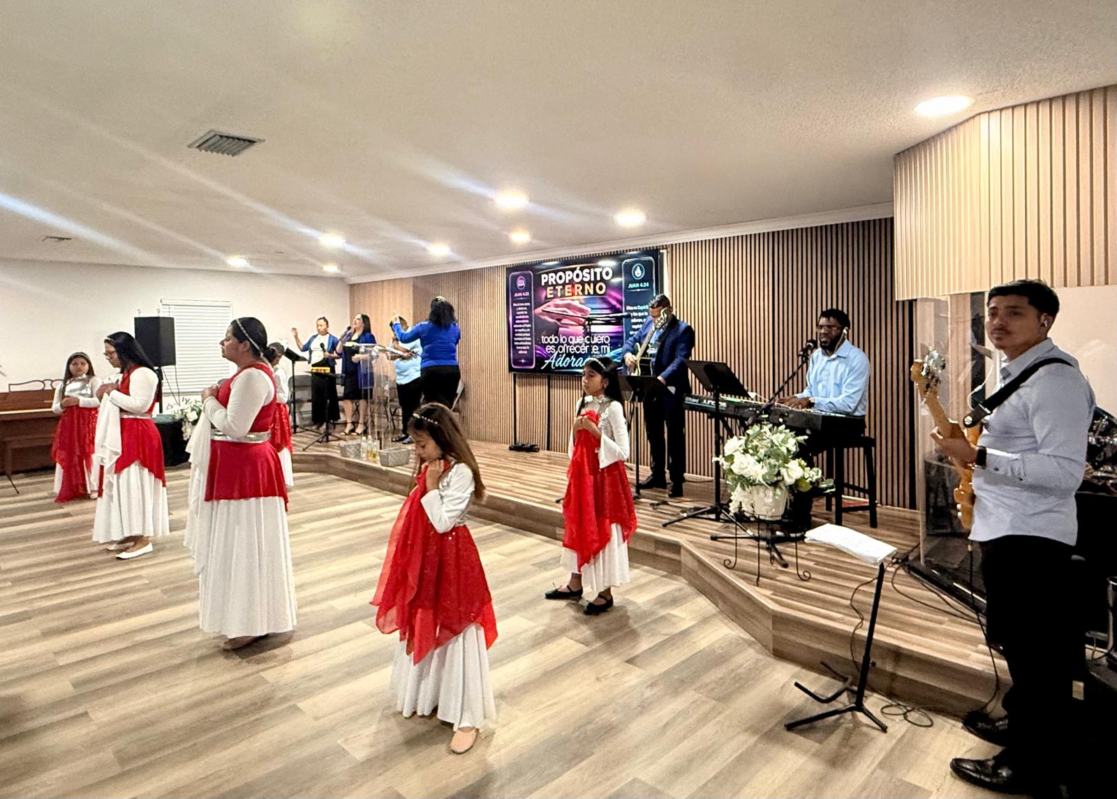 Congregación de Propósito Eterno adorando juntos — danza y alabanza